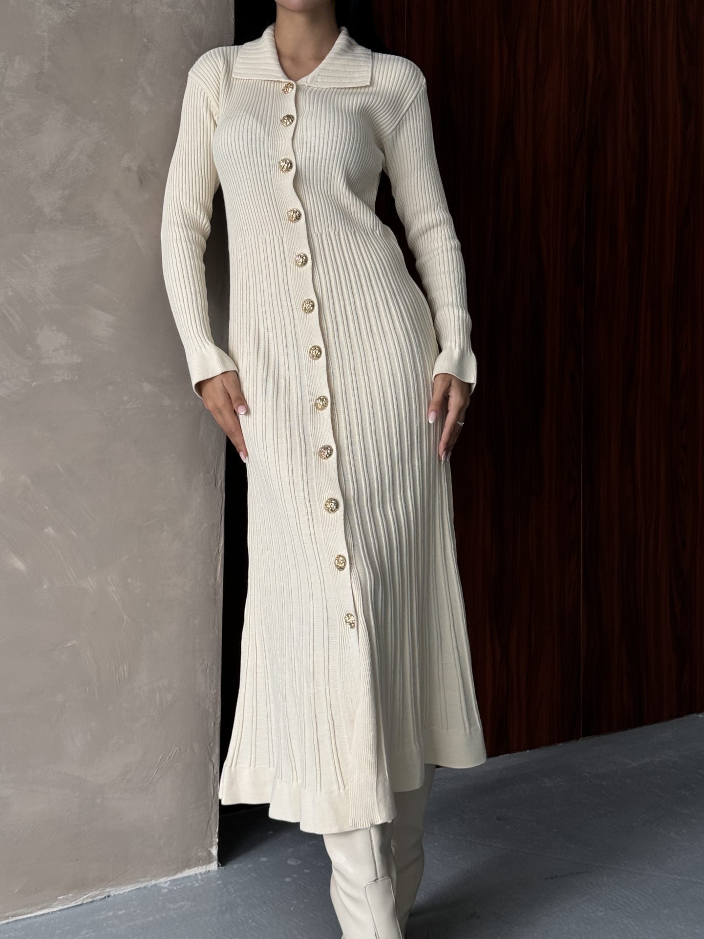 Kelly Triko Sık Dokuma Altın Düğme Elbise Beyaz